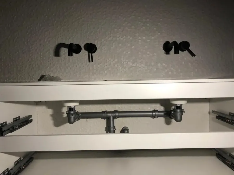 Sanitaire installatie in een nieuwbouwhotel
